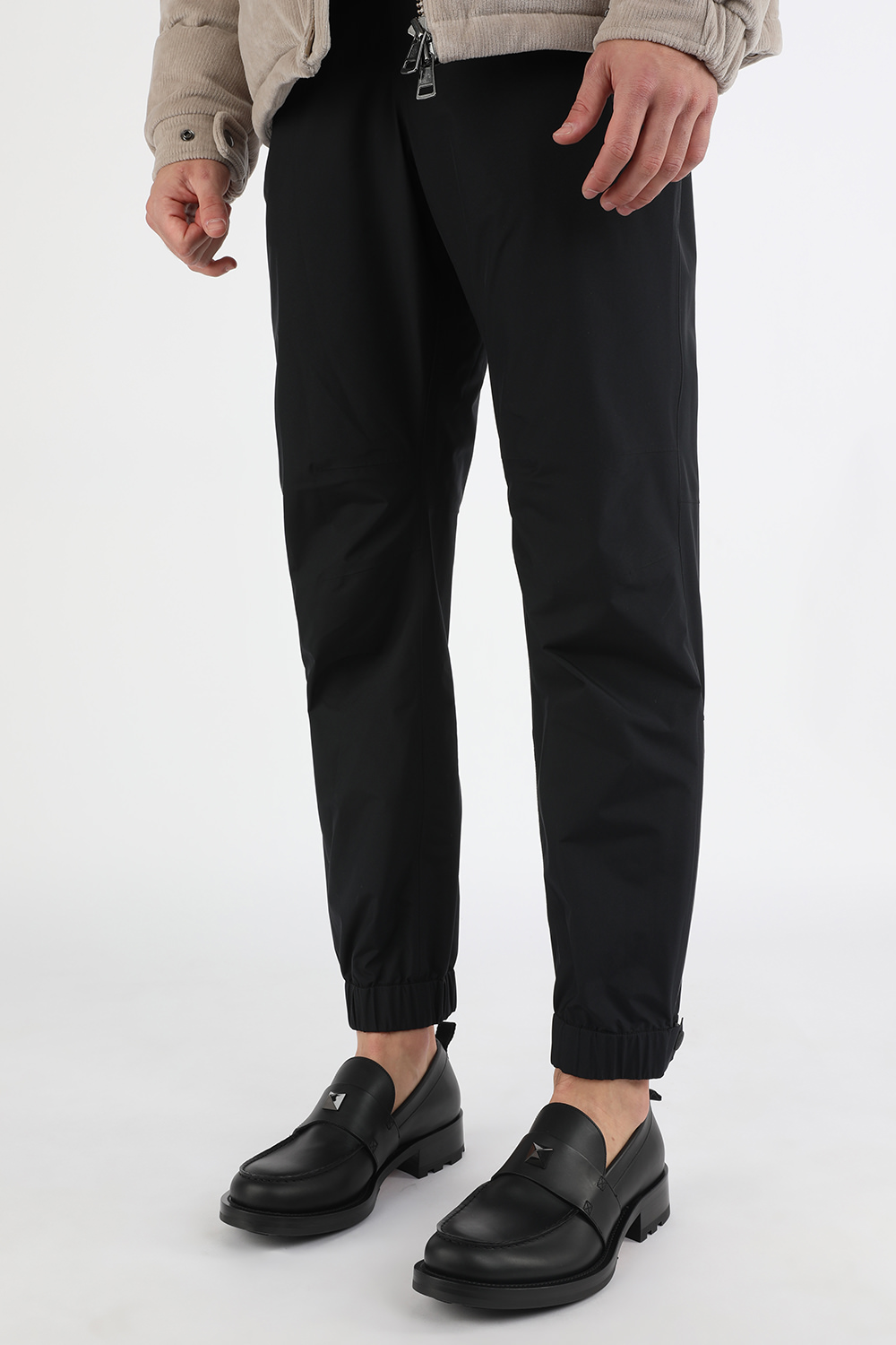 תמונת כל הלוק של נעלי מוקסין רומן מעור בגוון שחור